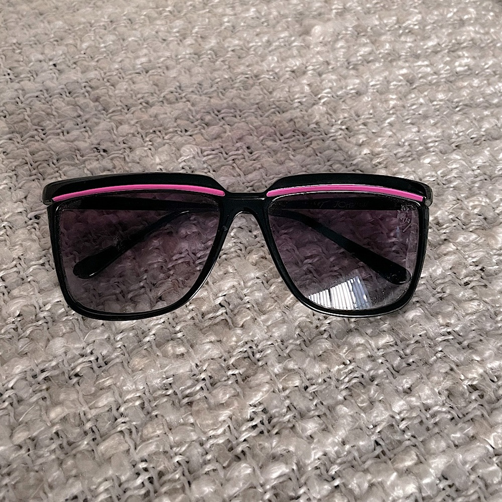 BETSEY JOHNSON - Vintage Sunnies